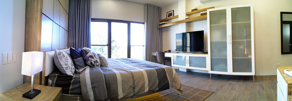 Imagen de dormitorio principal de estilo zen grande con paredes beige y suelo de baldosas de porcelana
