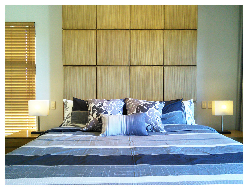 Foto de dormitorio principal de estilo zen grande con paredes beige y suelo de baldosas de porcelana