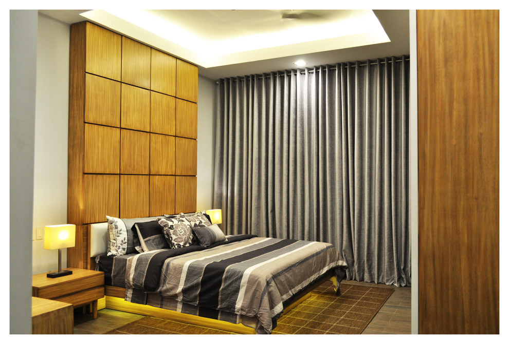 Modelo de dormitorio principal asiático grande con paredes beige y suelo de baldosas de porcelana
