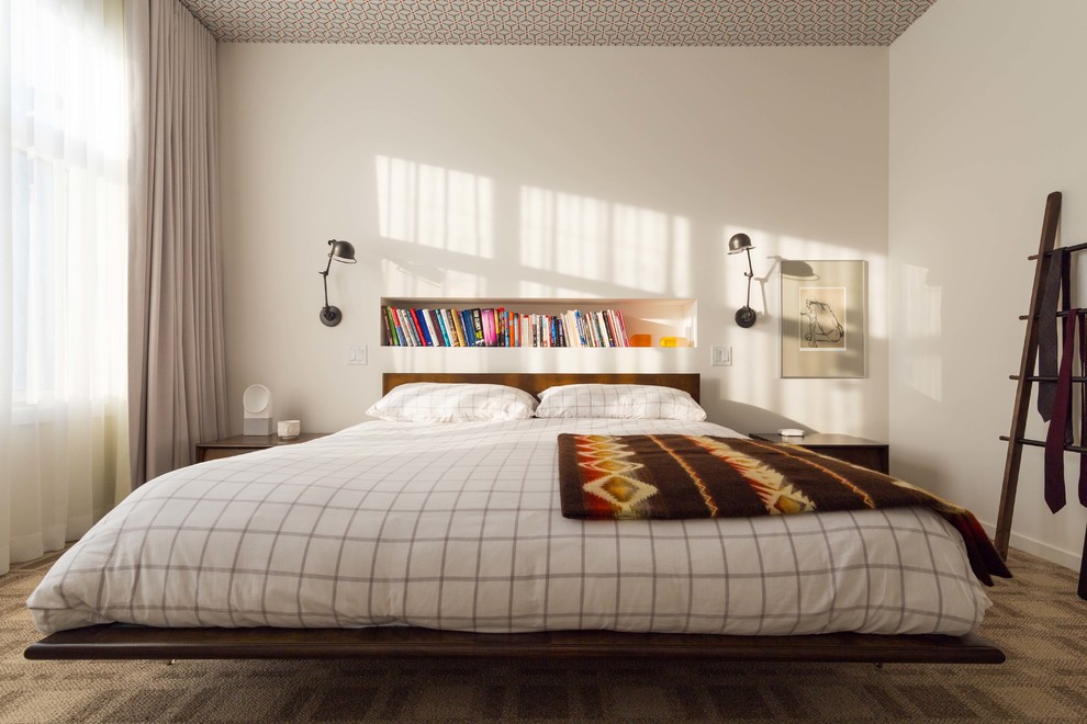 Ejemplo de dormitorio actual con paredes blancas y moqueta