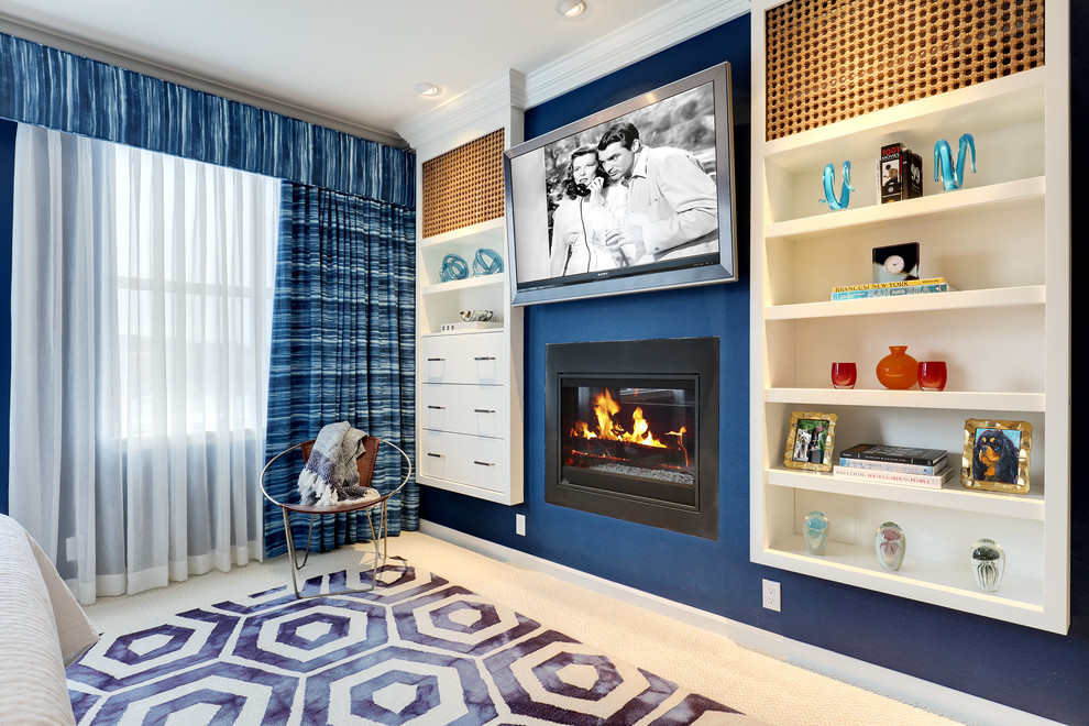 На фото: хозяйская спальня среднего размера в стиле неоклассика (современная классика) с синими стенами, ковровым покрытием, стандартным камином и фасадом камина из металла с