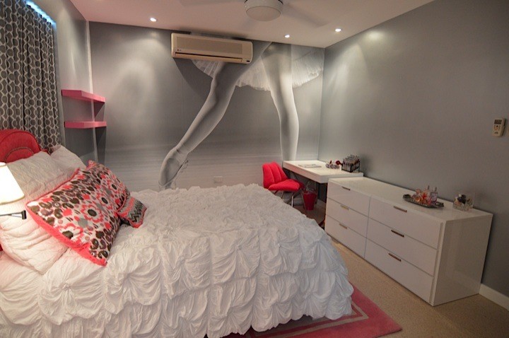 Foto di una camera da letto moderna di medie dimensioni con pareti grigie