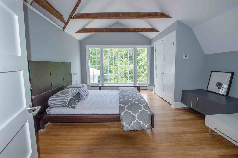 На фото: большая хозяйская спальня в стиле модернизм с серыми стенами и полом из бамбука