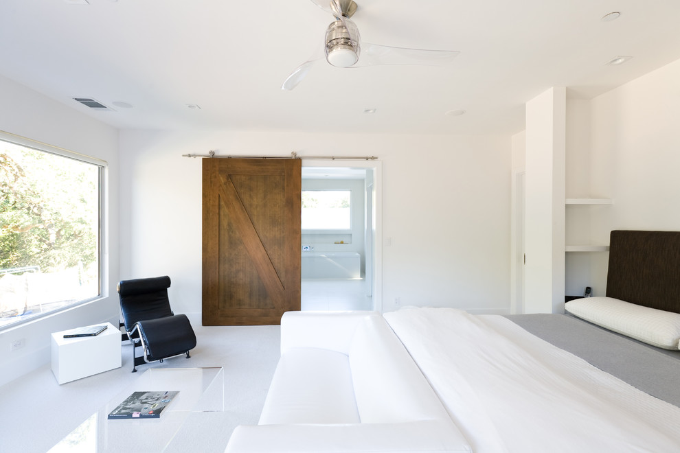 Стильный дизайн: большая хозяйская спальня в стиле модернизм с белыми стенами, ковровым покрытием и белым полом без камина - последний тренд