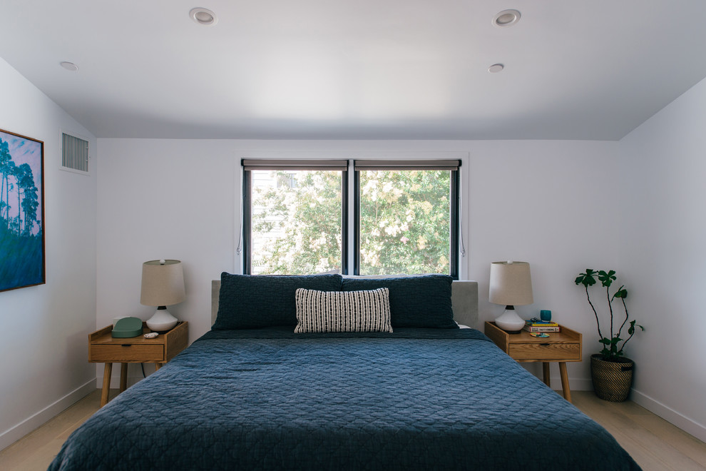 На фото: маленькая хозяйская спальня в морском стиле с белыми стенами, светлым паркетным полом и бежевым полом для на участке и в саду с