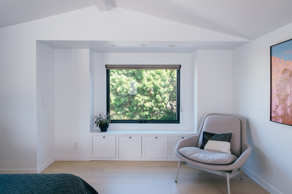 Mittelgroßes Maritimes Hauptschlafzimmer mit weißer Wandfarbe, hellem Holzboden und beigem Boden in Orange County