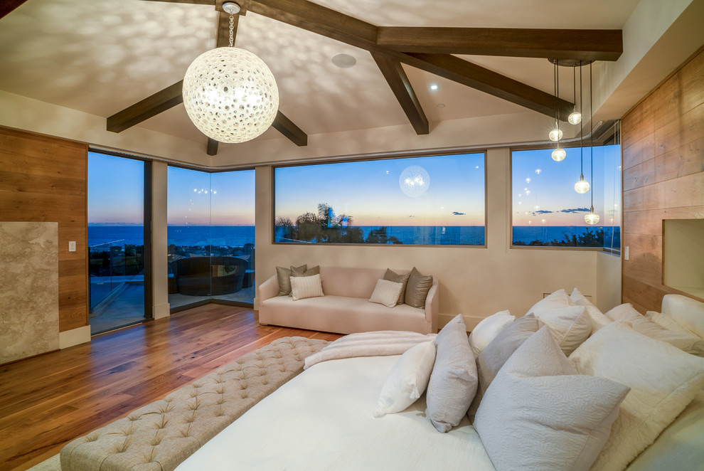 サンディエゴにある広いコンテンポラリースタイルのおしゃれな主寝室 (白い壁、無垢フローリング、横長型暖炉、石材の暖炉まわり、茶色い床)
