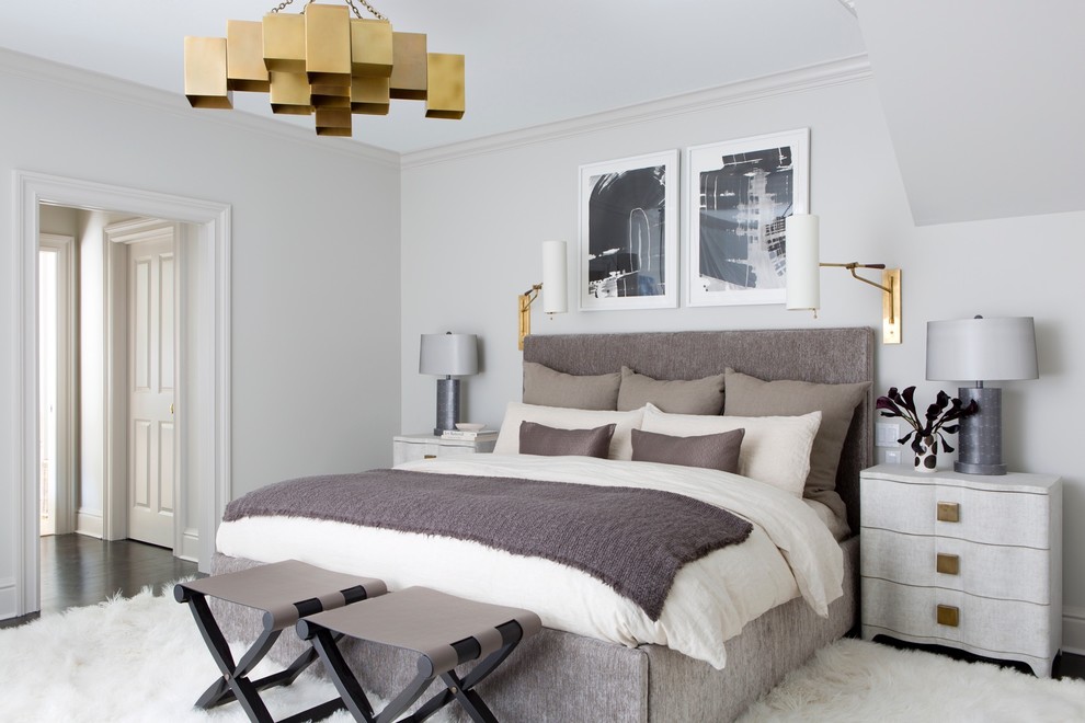 Идея дизайна: большая хозяйская спальня в стиле модернизм с серыми стенами, темным паркетным полом и коричневым полом без камина