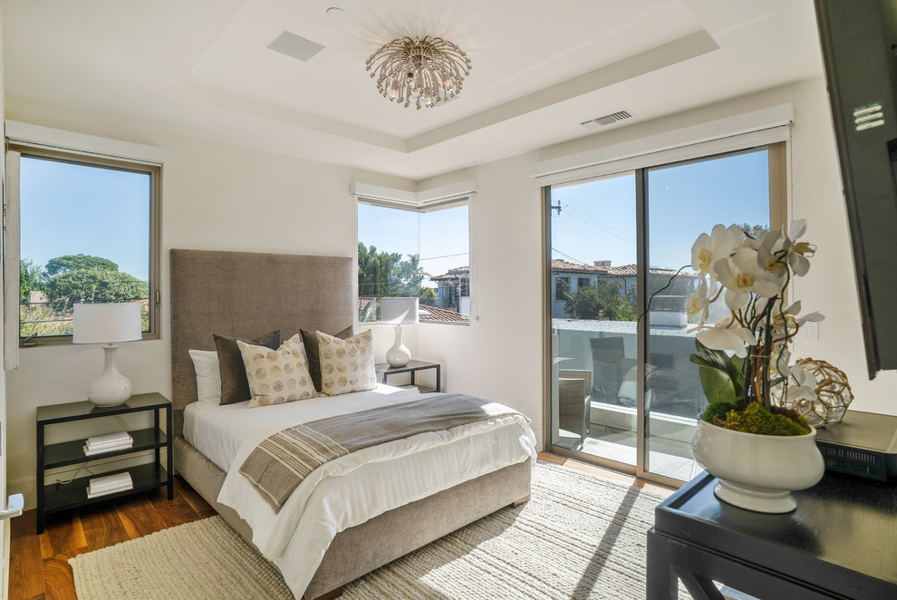 サンディエゴにある中くらいなコンテンポラリースタイルのおしゃれな客用寝室 (白い壁、無垢フローリング、茶色い床) のレイアウト