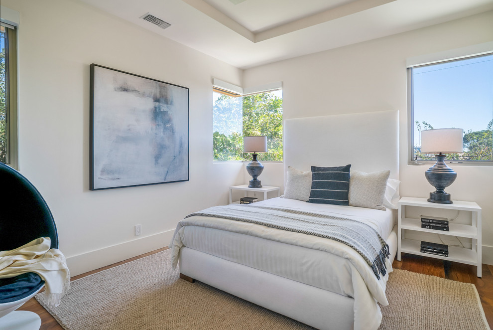 Mittelgroßes Modernes Gästezimmer mit weißer Wandfarbe, braunem Holzboden und braunem Boden in San Diego