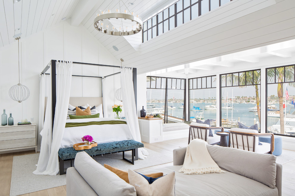 Esempio di una camera da letto stile marino con pareti bianche, parquet chiaro e pavimento beige