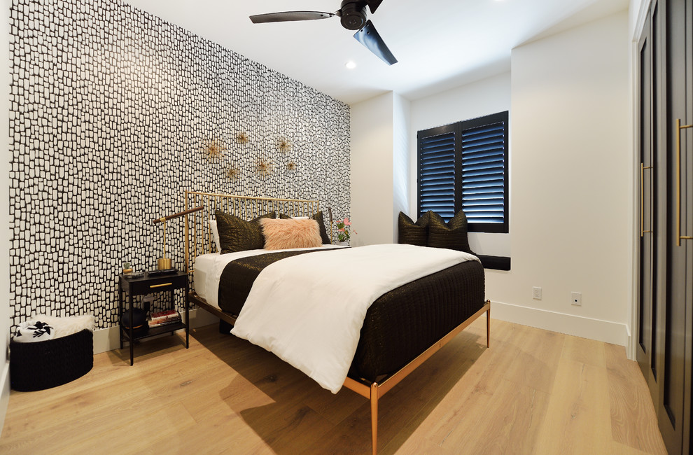 Foto de dormitorio actual con paredes multicolor, suelo de madera en tonos medios y suelo marrón