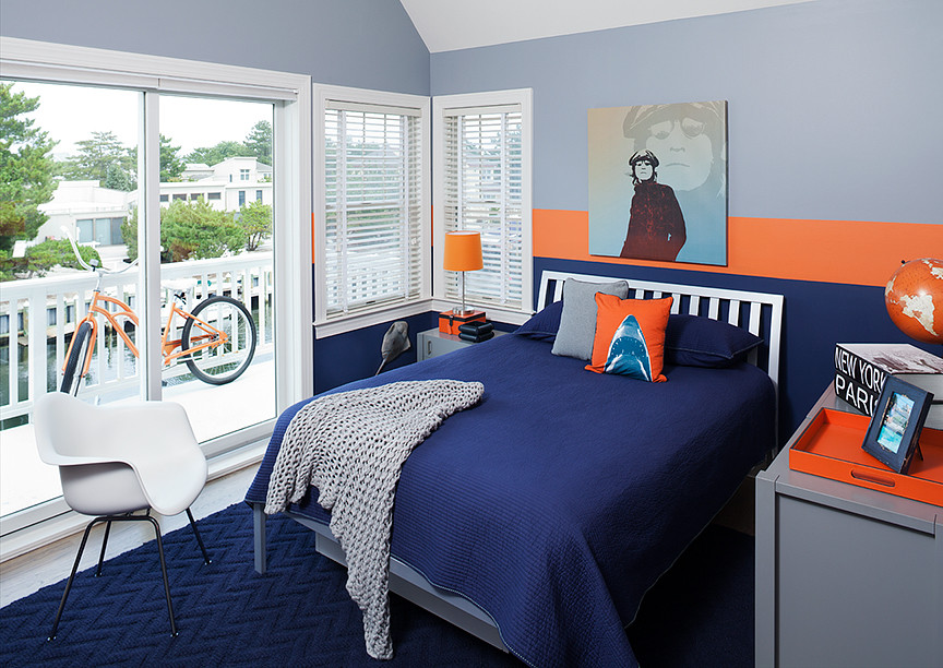 Источник вдохновения для домашнего уюта: спальня среднего размера на антресоли в морском стиле с серыми стенами, паркетным полом среднего тона и серым полом