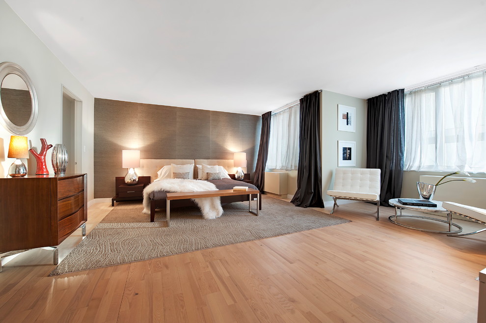 Пример оригинального дизайна: спальня в современном стиле с серыми стенами, светлым паркетным полом и акцентной стеной