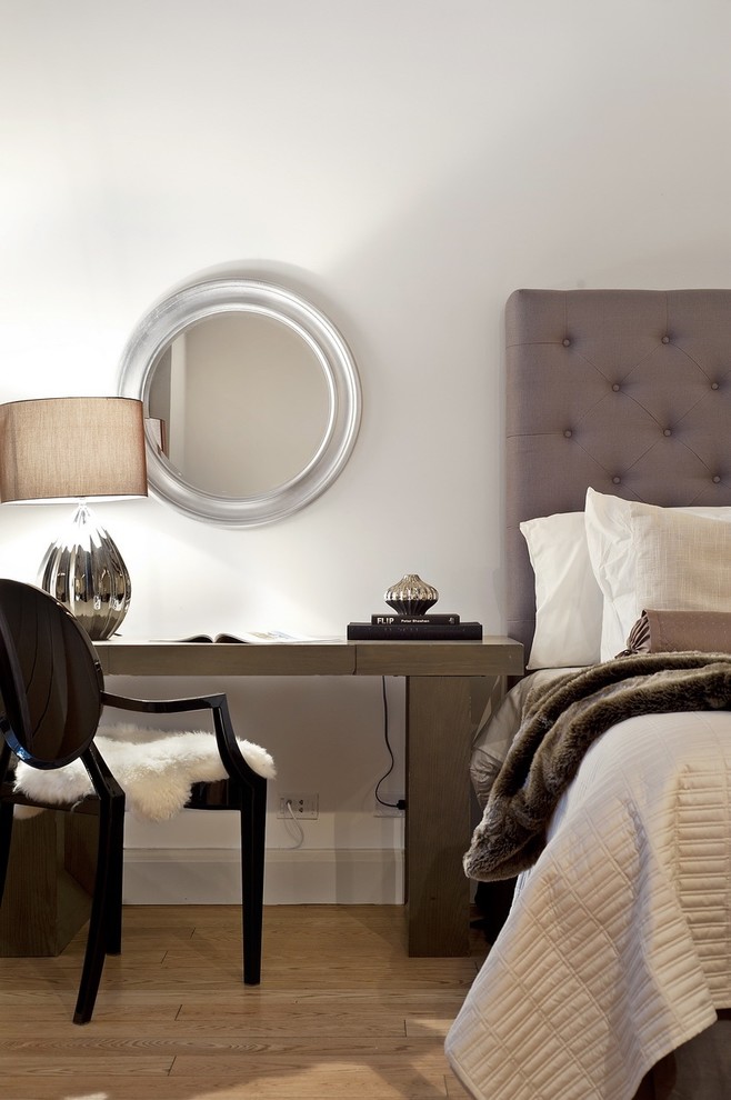 Источник вдохновения для домашнего уюта: спальня в стиле неоклассика (современная классика) с белыми стенами, паркетным полом среднего тона и рабочим местом