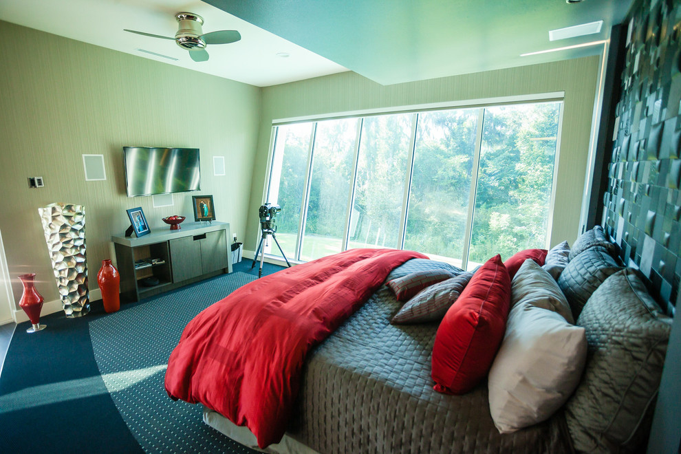 Cette photo montre une chambre moderne de taille moyenne avec un mur multicolore et aucune cheminée.