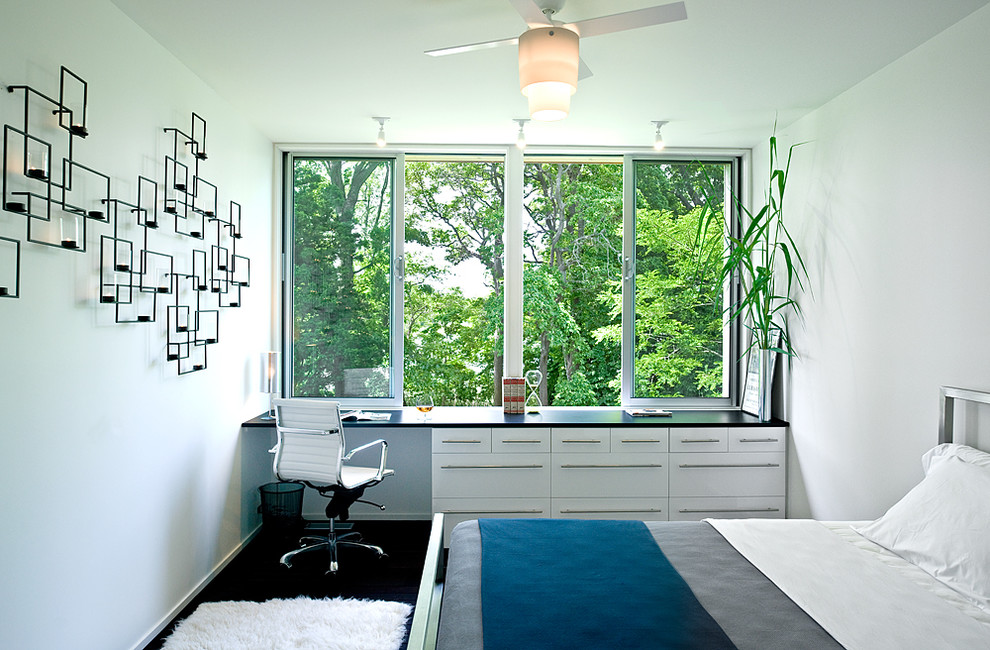Modelo de dormitorio minimalista con paredes blancas y con escritorio