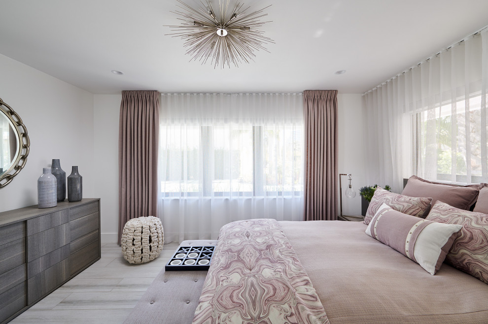 Стильный дизайн: большая гостевая спальня (комната для гостей) в современном стиле с полом из керамогранита, белыми стенами и серым полом без камина - последний тренд