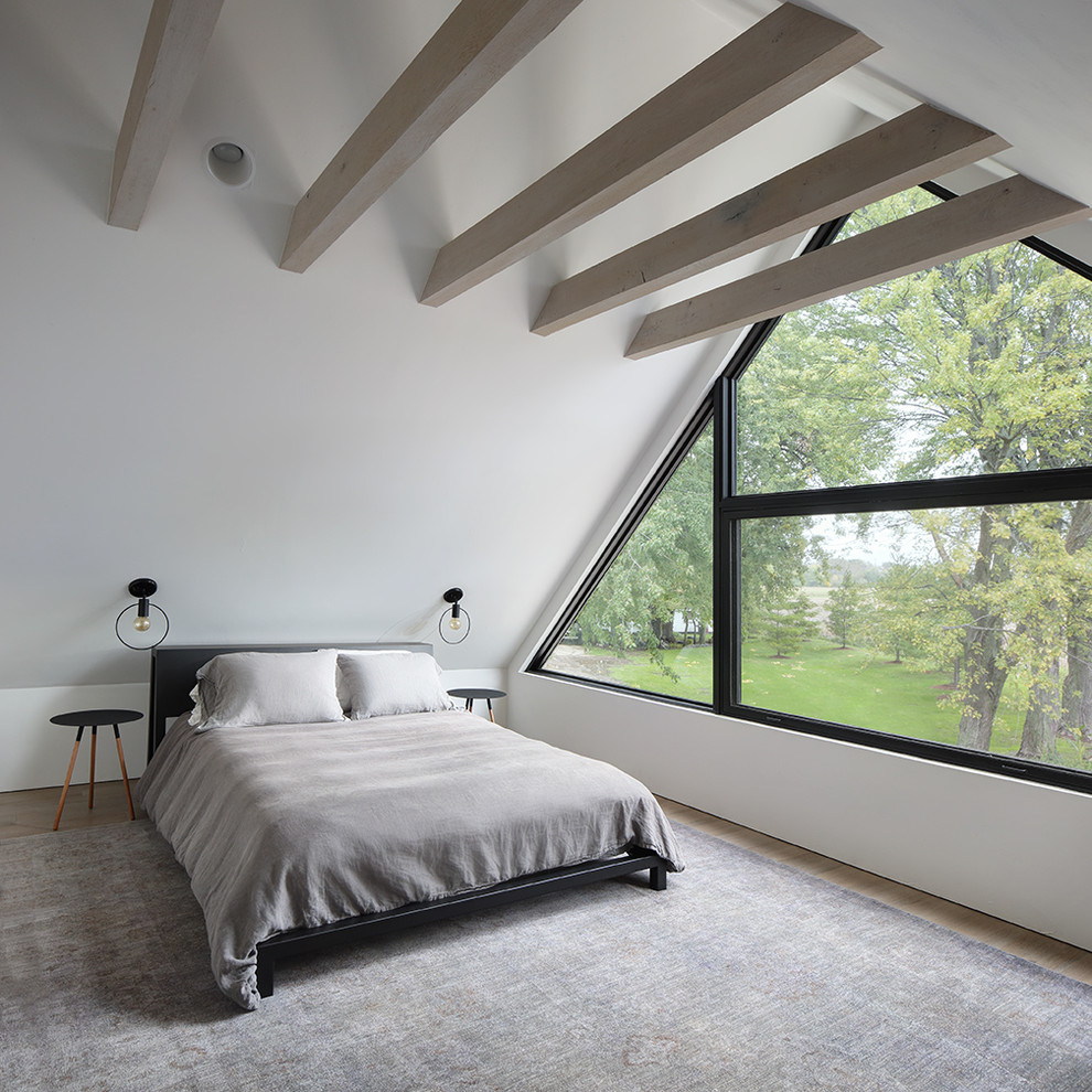 Пример оригинального дизайна: хозяйская спальня в стиле модернизм с белыми стенами, светлым паркетным полом и бежевым полом