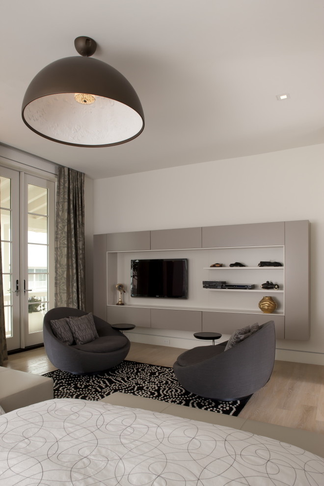 Источник вдохновения для домашнего уюта: спальня в скандинавском стиле с белыми стенами, светлым паркетным полом и телевизором
