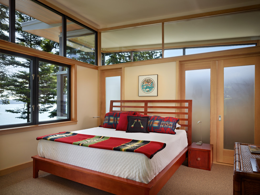 Exempel på ett modernt sovrum, med beige väggar och heltäckningsmatta