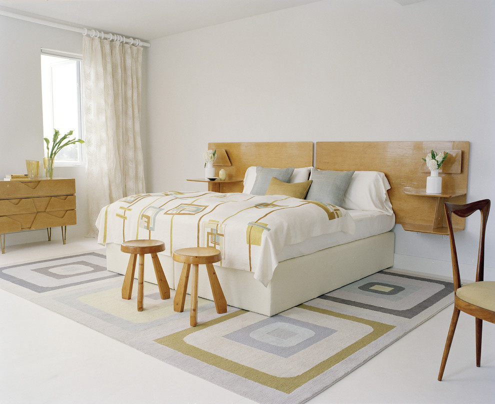 Immagine di una camera da letto moderna con pareti bianche e pavimento bianco