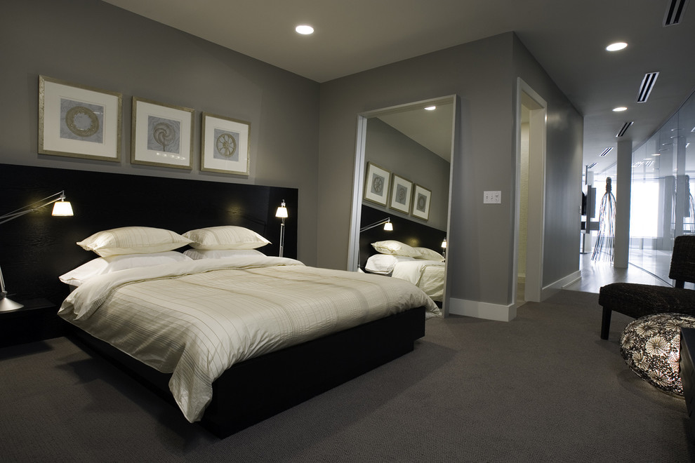 Foto de dormitorio tradicional con paredes grises y moqueta