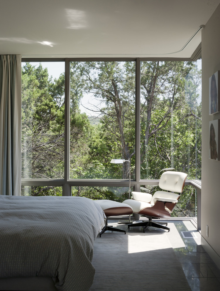 Foto di una camera da letto chic con pareti beige