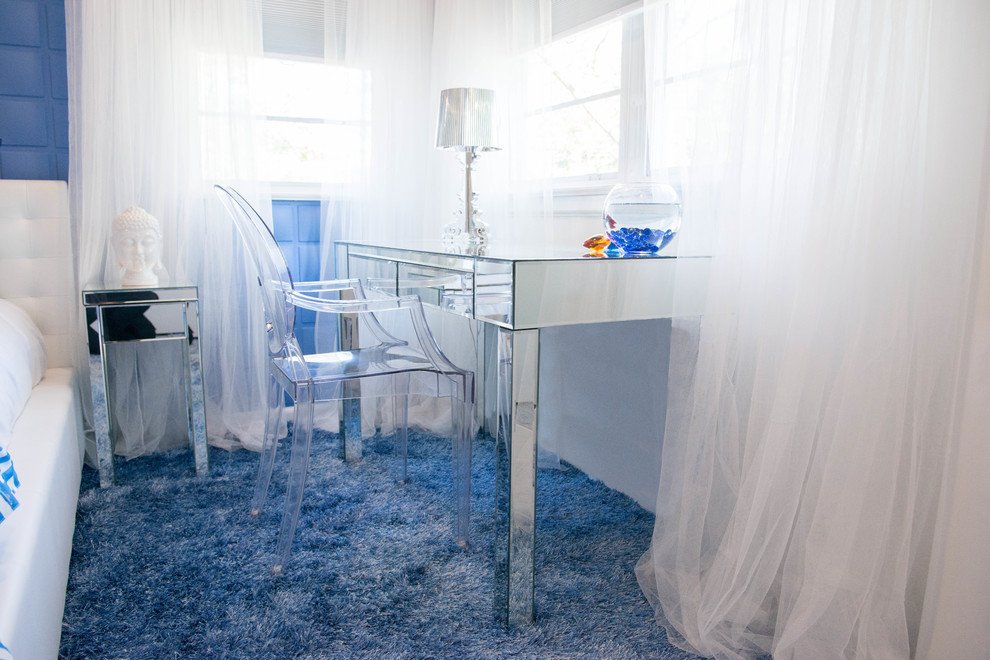 Cette photo montre une chambre tendance avec un sol bleu.