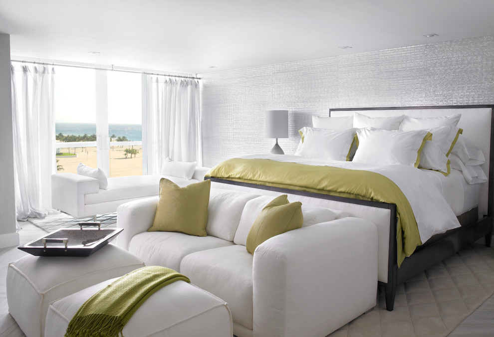 他の地域にあるコンテンポラリースタイルのおしゃれな寝室 (白い壁)