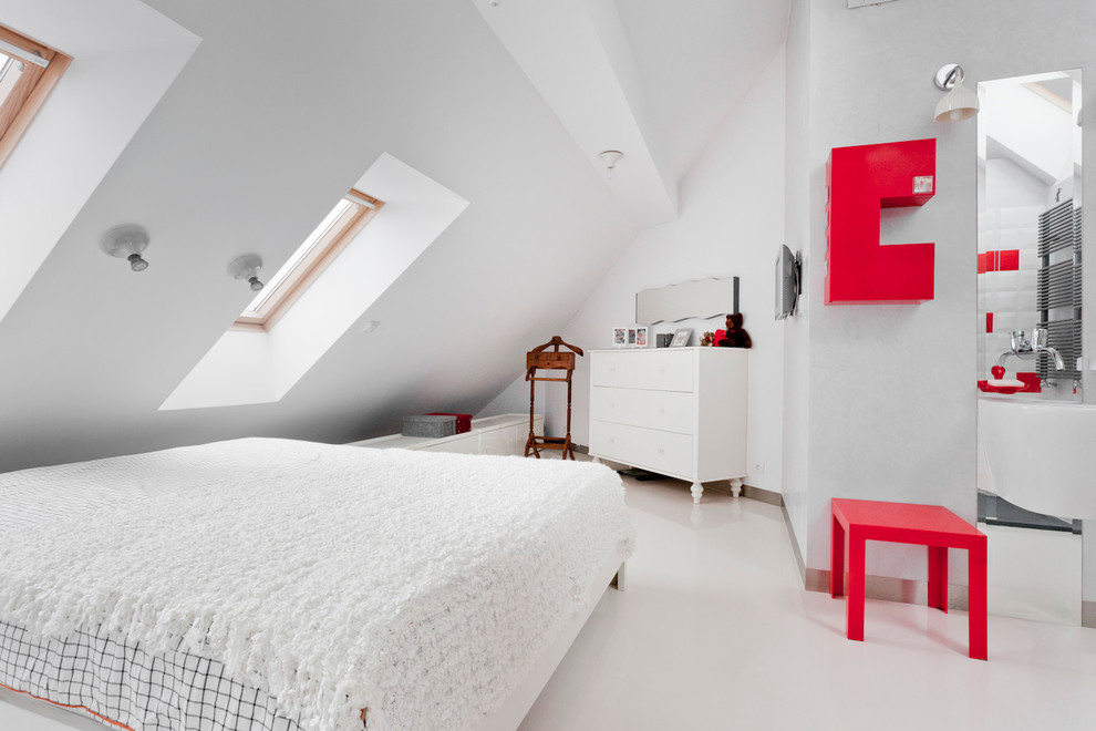 Ejemplo de dormitorio televisión moderno con paredes blancas, suelo blanco y techo inclinado