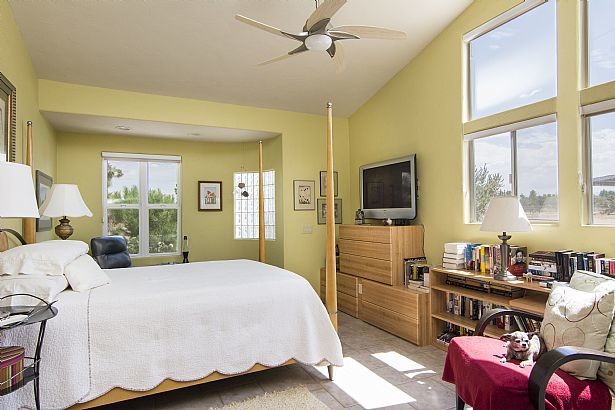 Стильный дизайн: большая хозяйская спальня в современном стиле с зелеными стенами и полом из керамической плитки - последний тренд