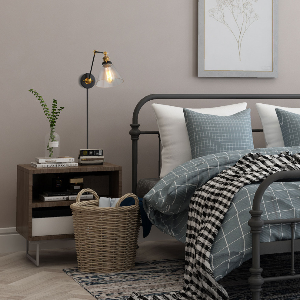 Imagen de dormitorio principal minimalista de tamaño medio con paredes rojas, suelo de contrachapado y suelo beige