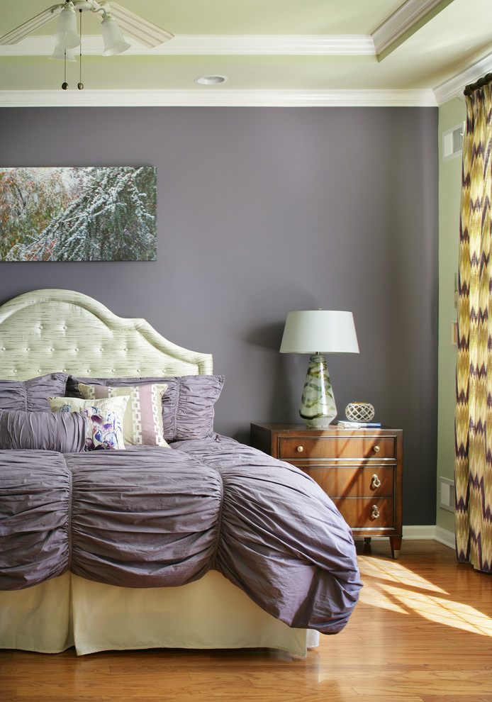 Inspiration pour une grande chambre parentale minimaliste avec un mur violet, un sol en bois brun et aucune cheminée.