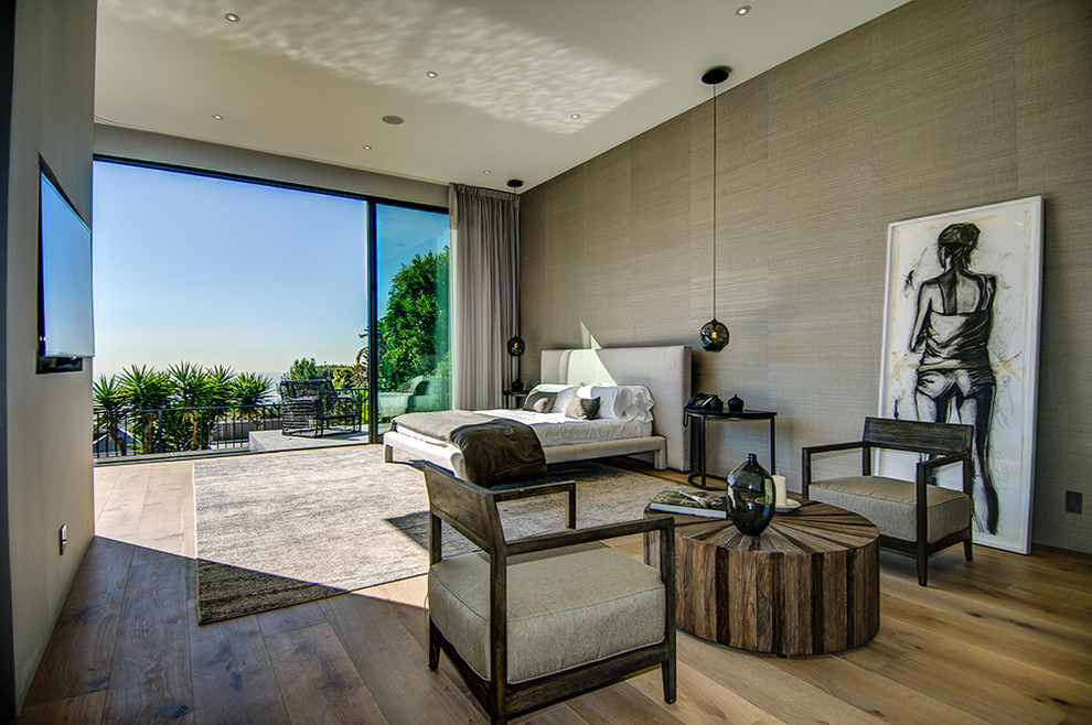 Modernes Schlafzimmer mit beiger Wandfarbe und braunem Holzboden in Los Angeles