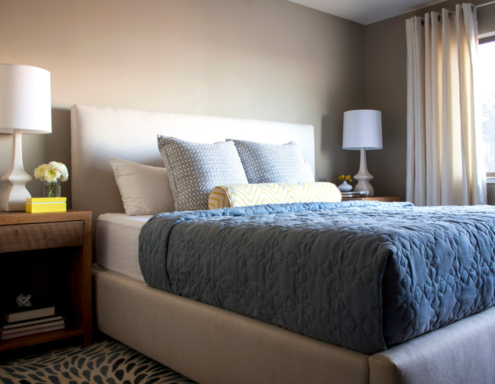 Стильный дизайн: хозяйская спальня среднего размера в стиле модернизм с зелеными стенами и паркетным полом среднего тона - последний тренд