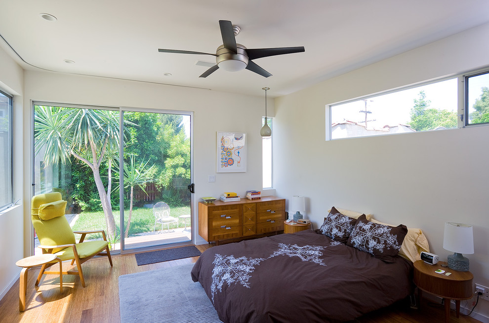 Ispirazione per una camera da letto minimalista di medie dimensioni con pareti bianche e pavimento in bambù
