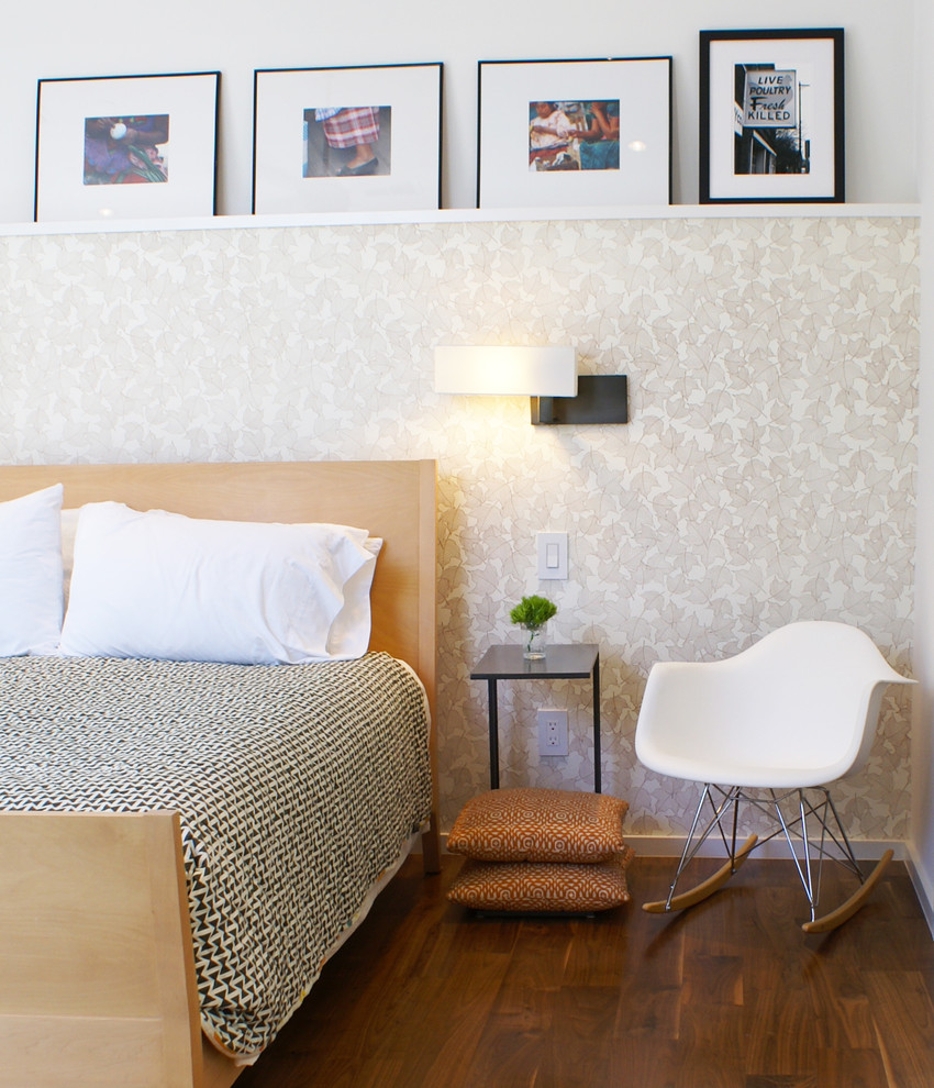 Modelo de dormitorio minimalista con paredes beige y suelo de madera oscura