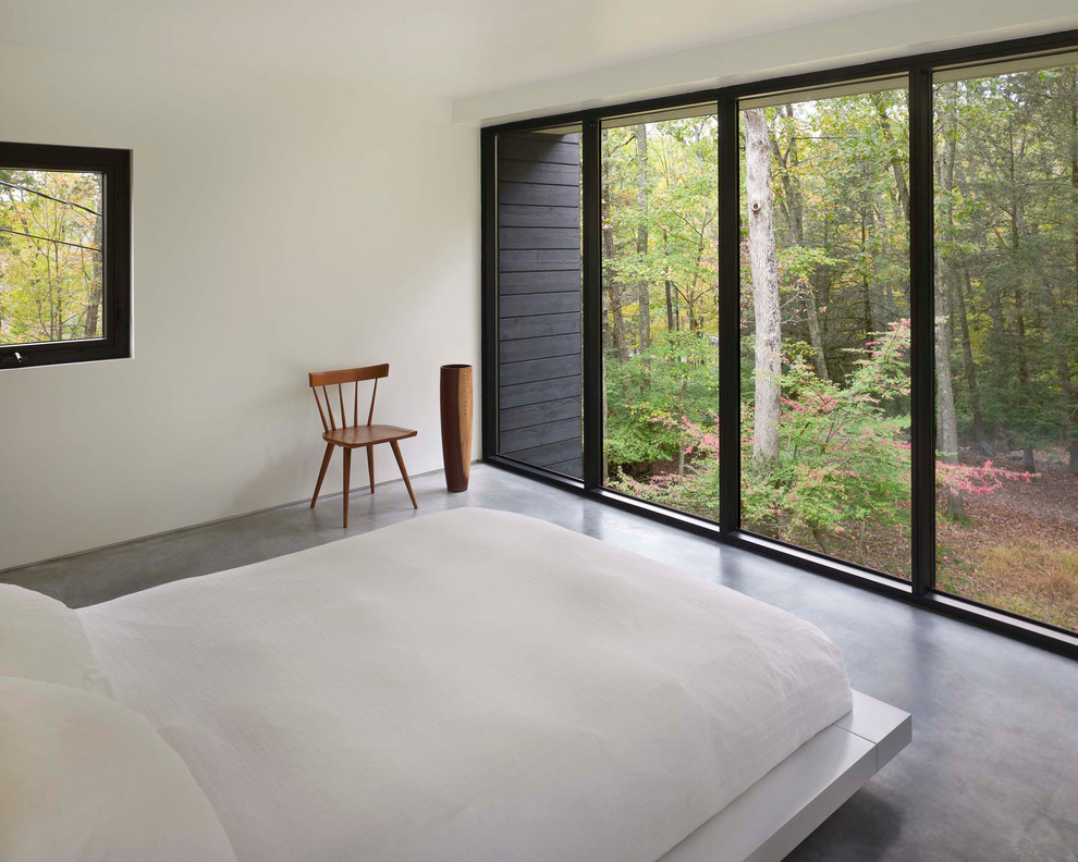 Cette image montre une chambre minimaliste avec un mur blanc.