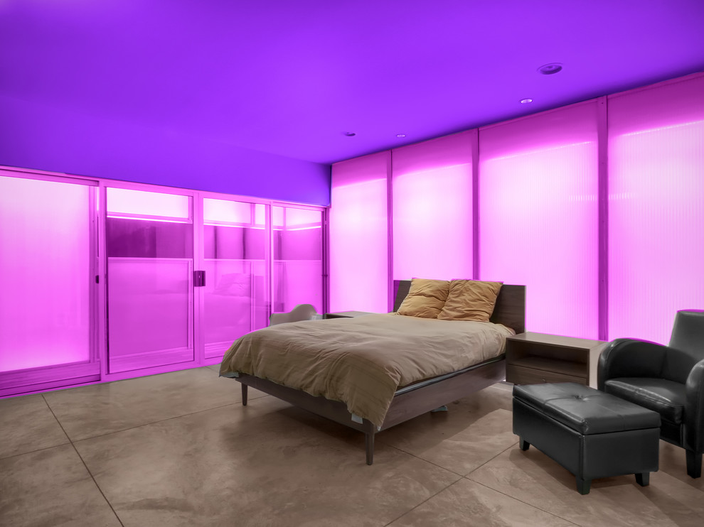 Idée de décoration pour une chambre design avec un mur violet.