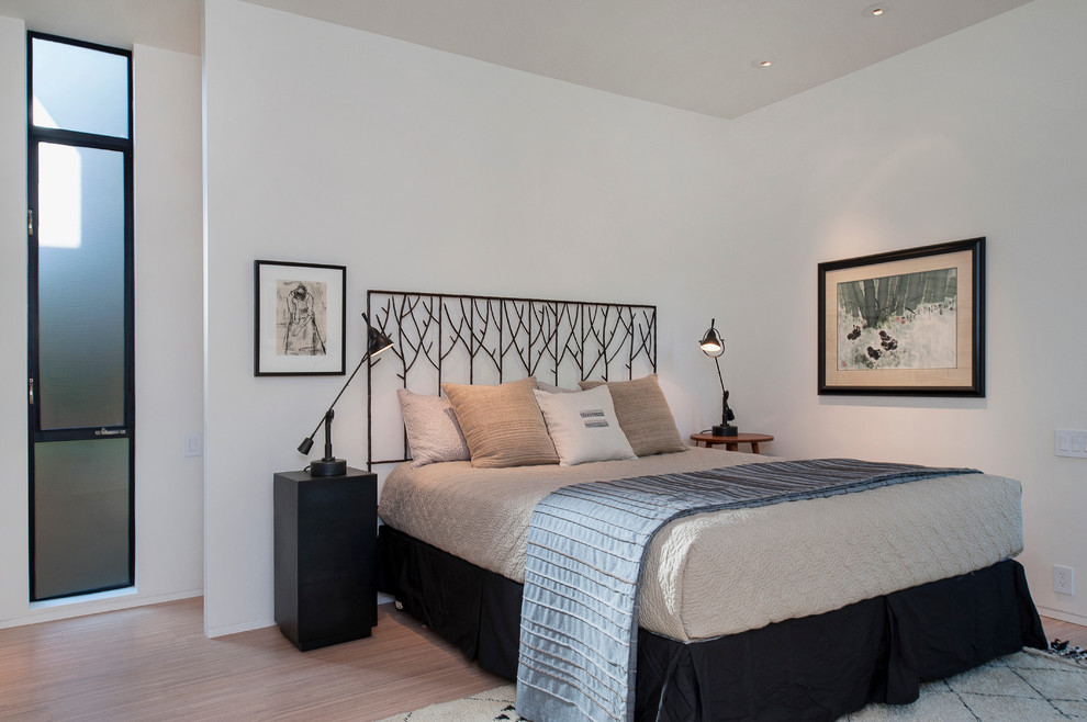 Свежая идея для дизайна: спальня в стиле модернизм с белыми стенами - отличное фото интерьера