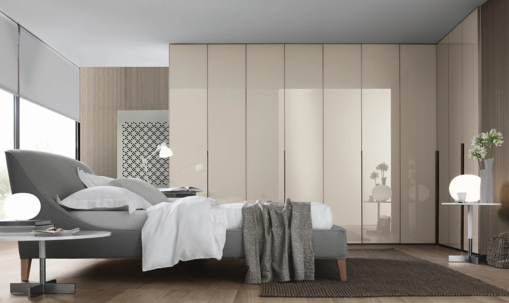 Стильный дизайн: большая хозяйская спальня в стиле модернизм с разноцветными стенами и паркетным полом среднего тона - последний тренд