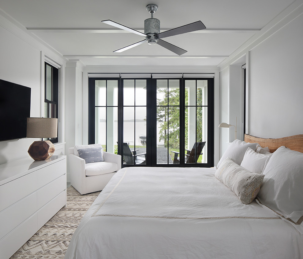 Imagen de dormitorio campestre sin chimenea con paredes blancas