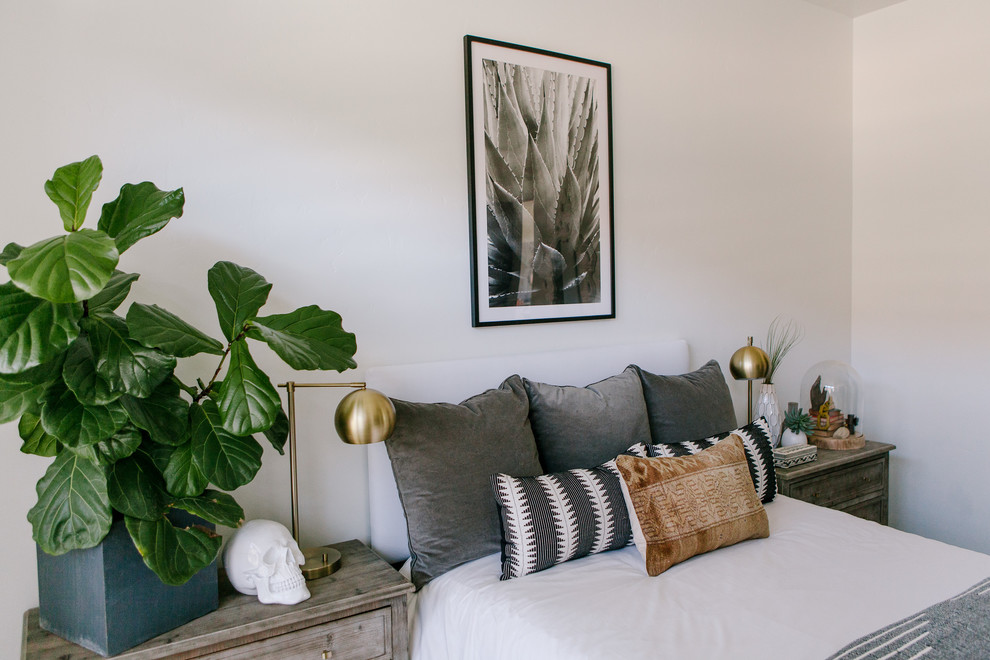 Imagen de habitación de invitados minimalista de tamaño medio con paredes blancas y moqueta