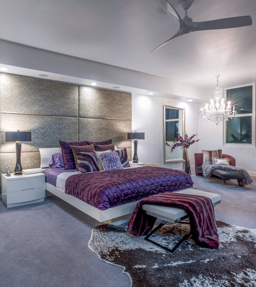 На фото: большая хозяйская спальня: освещение в стиле модернизм с белыми стенами и ковровым покрытием без камина с