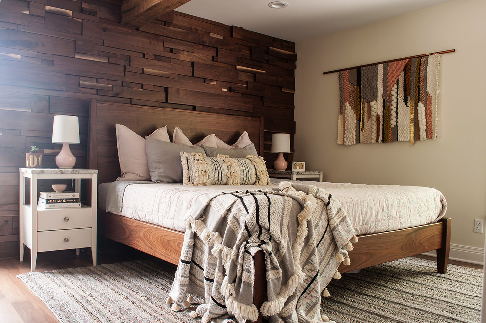 Aménagement d'une chambre parentale éclectique de taille moyenne avec un mur blanc et un sol en bois brun.