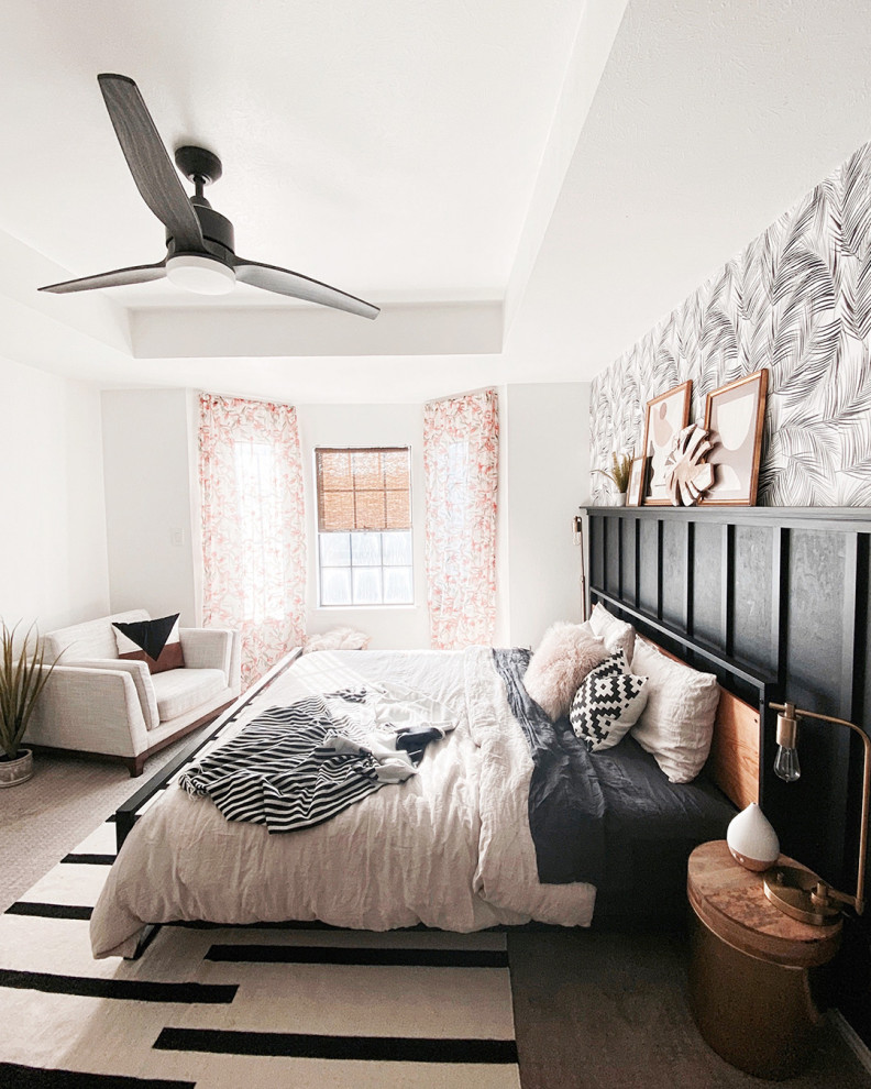 Modelo de habitación de invitados minimalista de tamaño medio sin chimenea con paredes blancas, moqueta y suelo beige