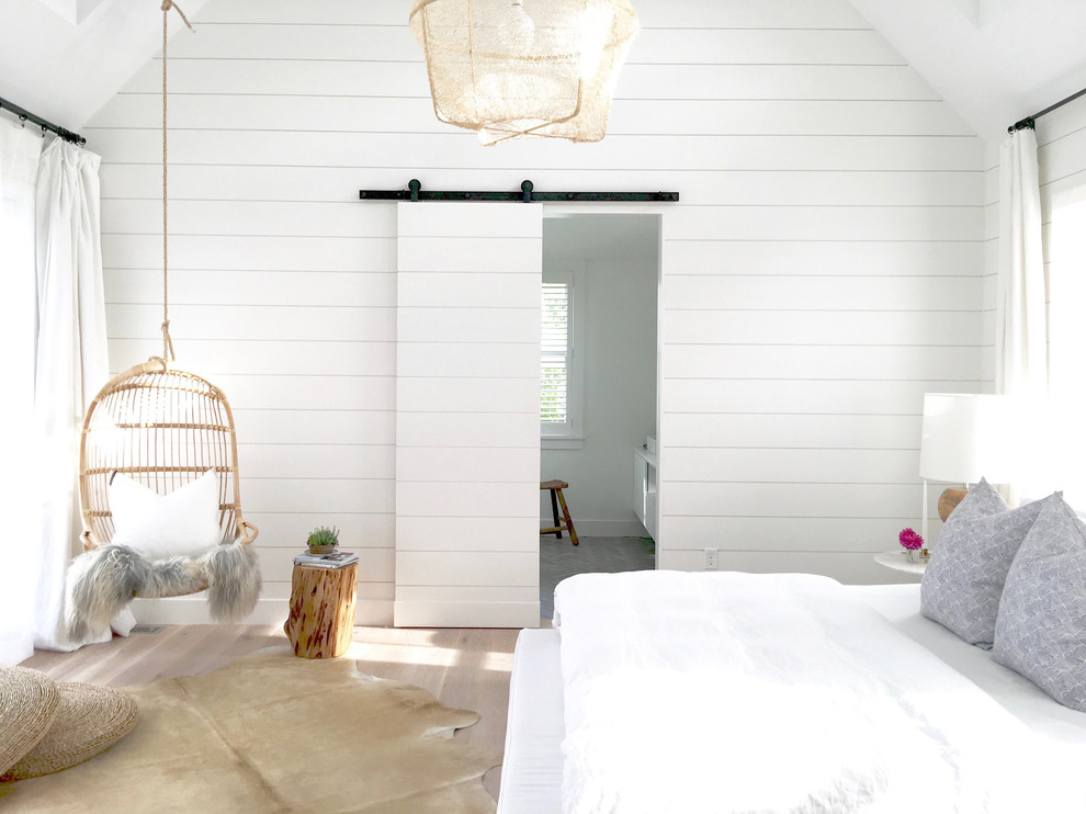 Foto de dormitorio principal minimalista pequeño con paredes blancas y suelo de madera clara