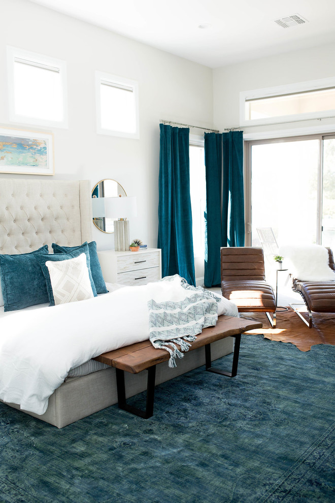 Imagen de dormitorio principal bohemio grande con paredes blancas, moqueta y suelo beige