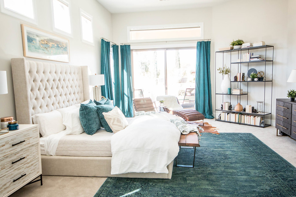 Großes Eklektisches Hauptschlafzimmer mit weißer Wandfarbe, Teppichboden und beigem Boden in Phoenix